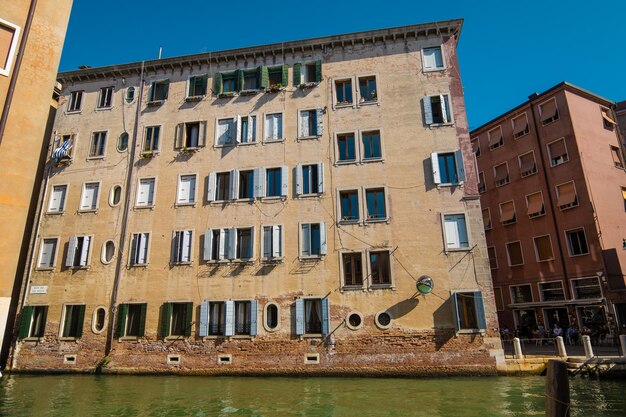 Vista dos canais vazios de Veneza com prédios de apartamentos ao fundo