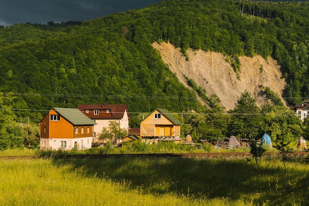 Vista dos Cárpatos ucranianos. Foto da natureza e montanhas de verão