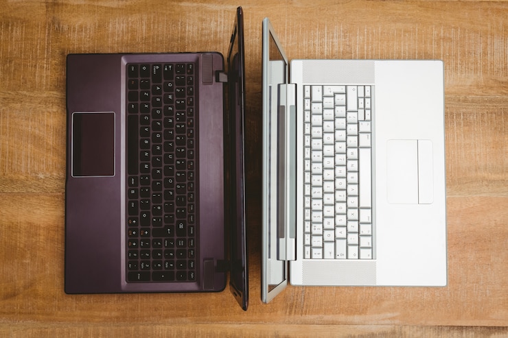 Foto vista de dos computadoras portátiles grises