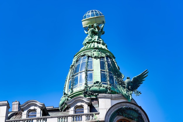 Foto vista dos detalhes arquitetônicos do famoso edifício da casa do cantor em são petersburgo