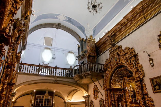 Vista dos detalhes interiores da Igreja do Carmo, localizada em Faro, Portugal.