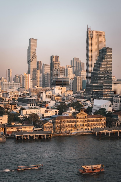 Vista dos edifícios à beira-mar