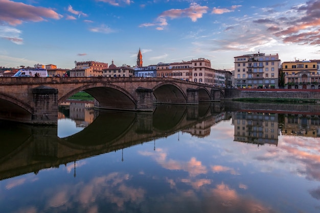 Vista dos edifícios ao longo do Rio Arno ao entardecer em Florença