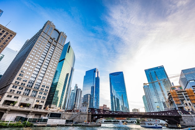 Vista dos edifícios de chicago em um dia ensolarado