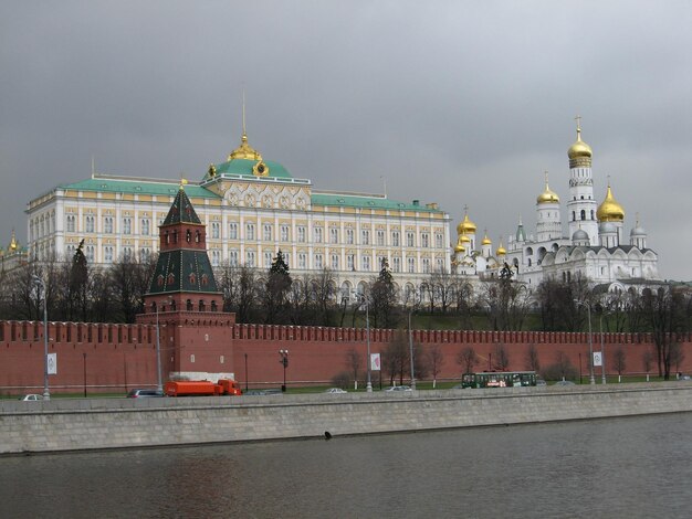 Vista dos edifícios do Kremlin à beira-mar