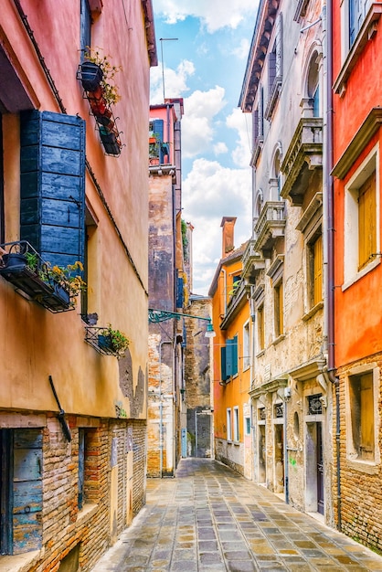 Vista dos lugares mais bonitos das ruas estreitas de Veneza abriga praças da cidade Itália