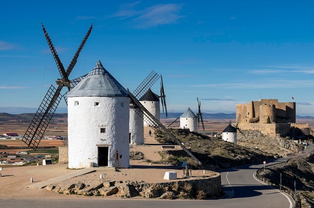 Foto vista dos moinhos de vento de consuegra do século xix ao fundo o castelo de la muela toledo