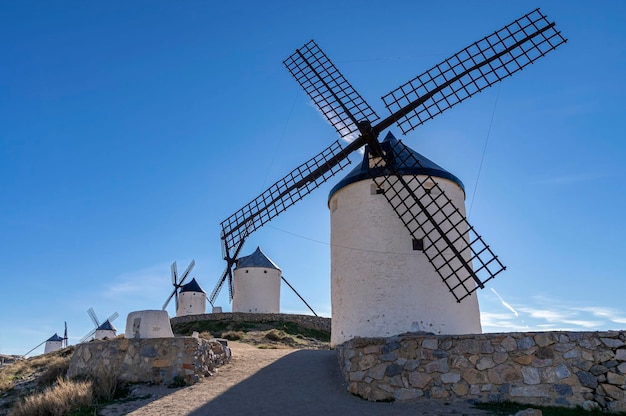 Foto vista dos moinhos de vento de consuegra do século xix cervantes inspirou-se para escrever don quixote espanha