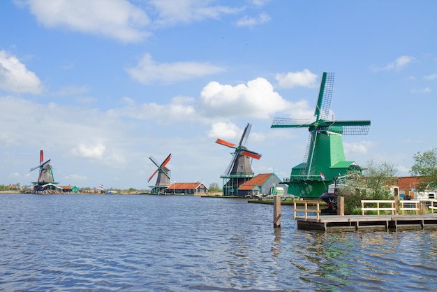 Vista dos moinhos de vento holandeses em zaanse schans, holanda