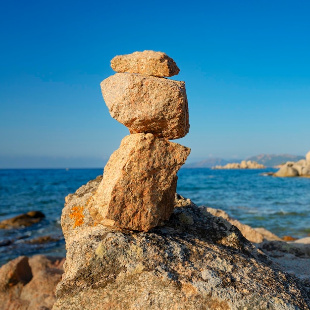 Vista dos montes de pedras na praia de Palombaggia