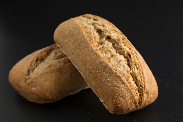 Foto vista de dos muffins colocados uno encima del otro en un fondo negro sin fin