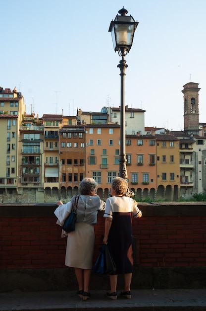 Vista de dos mujeres mayores de turismo en las calles de Florencia Toscana Italia