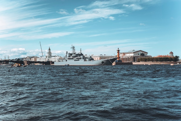 Vista dos navios de guerra em São Petersburgo. Conceito de turismo