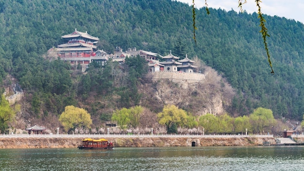 Foto vista dos pagodes em east hill longmen grottoes