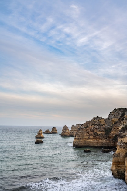 Vista dos rochedos no mar na praia de Dona Ana em Lagos Algarve Portugal