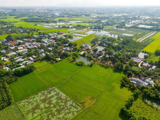 Vista dos subúrbios da cidade de Tay Ninh, Vietnã, e à distância está a montanha Ba Den Conceito de viagem e paisagem