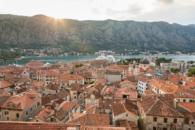 Vista dos telhados da cidade velha em uma Baía de Kotor da montanha Lovcen Kotor Montenegro