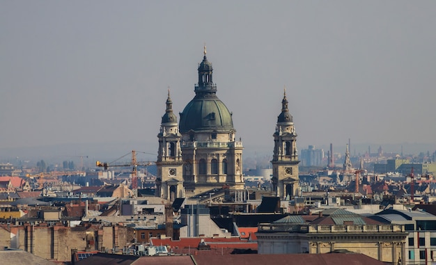 Vista dos telhados do centro histórico de st stephen budapeste, hungria