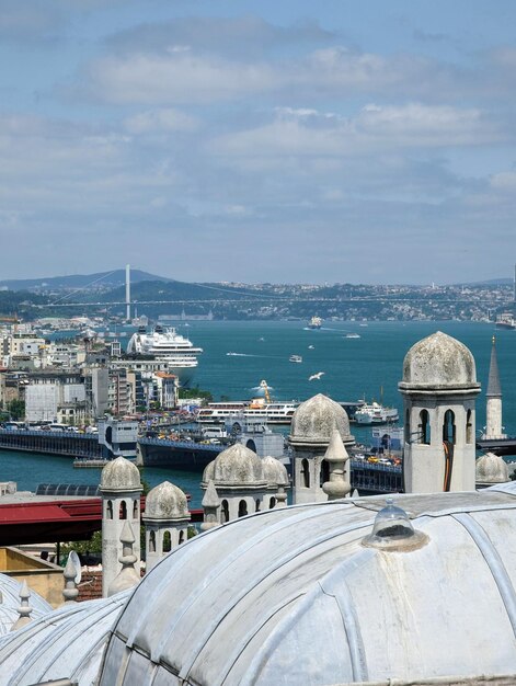 Foto vista dos telhados e baías de istambul da colina