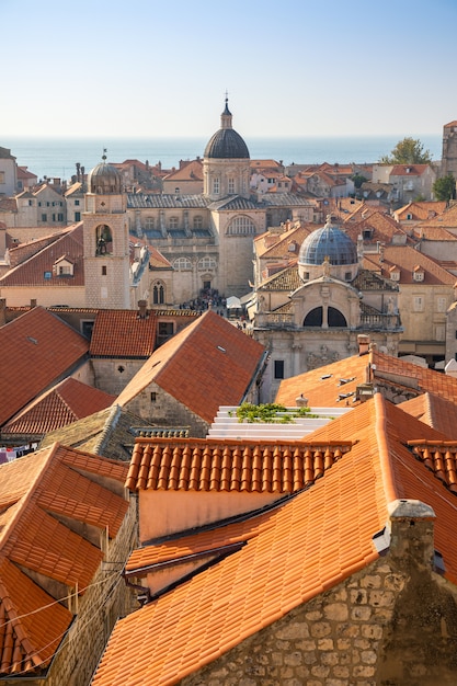 Vista dos telhados vermelhos de Dubrovnik na Croácia na luz do sol