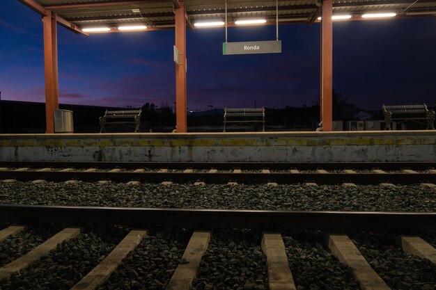 Vista dos trilhos da estação de trem em Ronda à noite