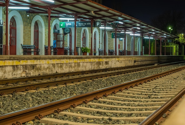 Vista dos trilhos da estação de trem em Ronda à noite