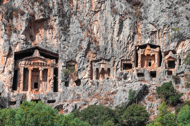 Vista dos túmulos esculpidos na rocha da época do antigo estado da Lícia. Tumbas dos Reis em Kaunos Turquia