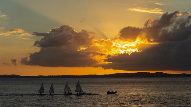 Vista de la dramática puesta de sol en la playa de Porto da Barra en la ciudad de Salvador Bahia