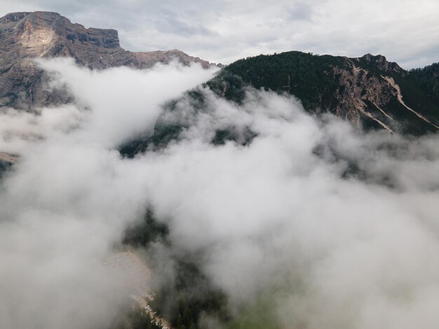 Vista desde el dron hasta el bosque y las montañas en los Dolomitas del Tirol del Sur