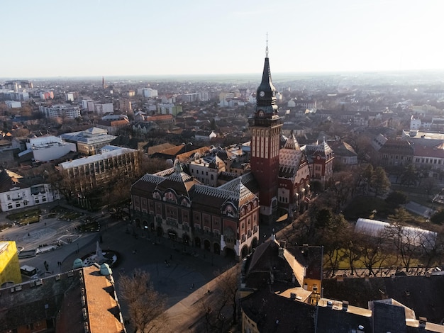 Vista desde un dron del centro de Subotica y del ayuntamiento Europa Serbia