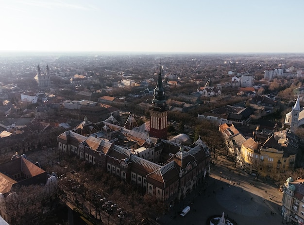 Vista desde un dron del centro de Subotica y del ayuntamiento Europa Serbia