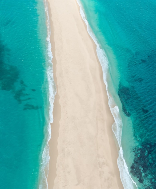 Vista desde un dron de la playa y el mar en la isla de Djerba