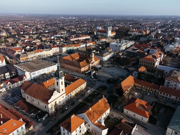 Vista desde un dron de la plaza de la ciudad de Sombor y la arquitectura de la región de Vojvodina de Serbia Europa