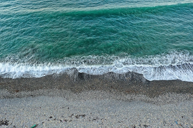 vista de drone de surf de mar, paisaje playa viajes olas de agua azul