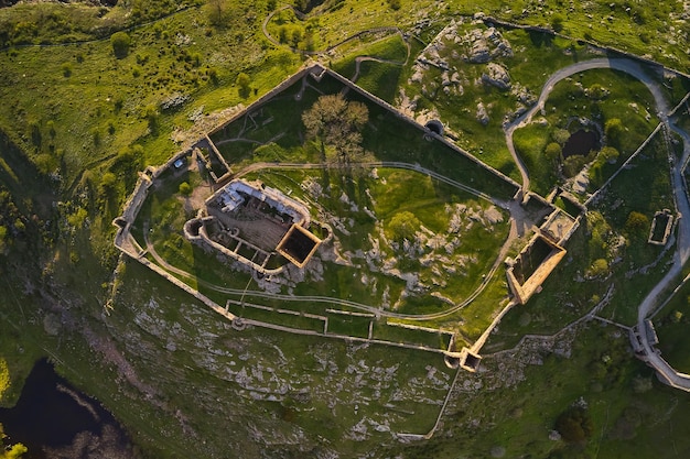 vista de drones del antiguo castillo en dinamarca