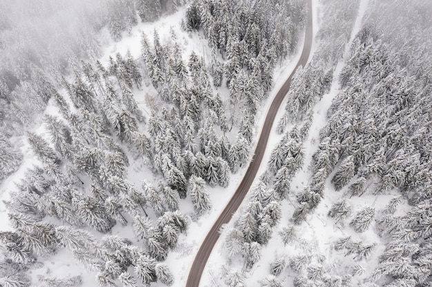 Vista de drones en la carretera de montaña en invierno