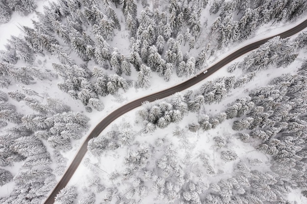 Vista de drones en la carretera de montaña en invierno