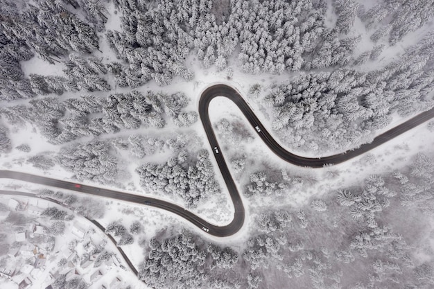 Vista de drones en la carretera de montaña en invierno