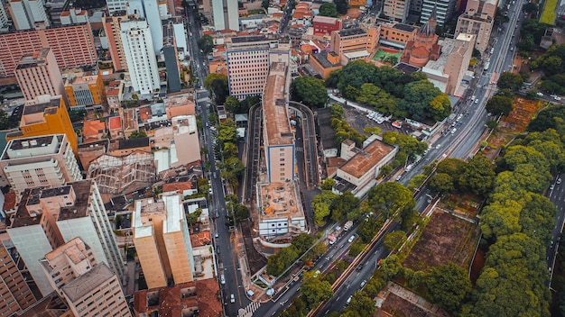 Foto vista de drones de casas contemporáneas de varios pisos densamente construidas con árboles verdes en la ciudad foto