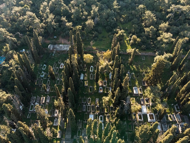 Vista de drones del cementerio de la isla de Buyukada en el mar de Mármara Islas Príncipe Estambul Turquía