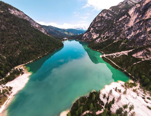 Vista de drones del lago Braies y el bosque en los Alpes italianos. Montes Dolomitas Trentino-alto Adigio