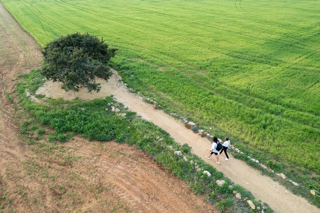 Foto vista de drones de personas caminando en la naturaleza una pareja joven haciendo senderismo explorando y haciendo ejercicio al aire libre