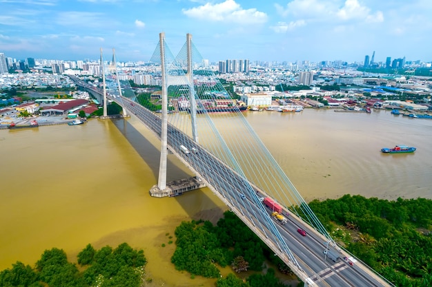 Vista de drones del puente Phu My en la ciudad de Ho Chi Minh, Vietnam.