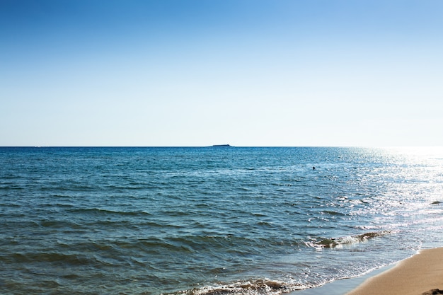 Una vista de las dunas en la playa.