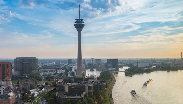 vista de Dusseldorf al atardecer con la torre del Rin (Rheinturm) y el río Rin en Alemania. ideal para diseños de sitios web y revistas