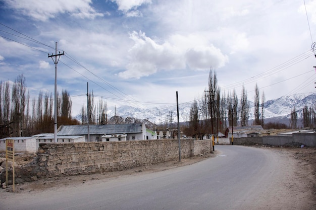 Vista e paisagem e paisagem urbana com edifícios dentro da vila de Leh Ladakh no vale do Himalaia durante a temporada de inverno em 19 de março de 2019 em Jammu e Caxemira Índia