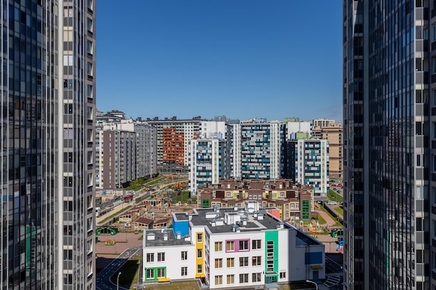 Vista desde un edificio alto en un día soleado a la zona residencial Kudrovo la ciudad de San Pedro