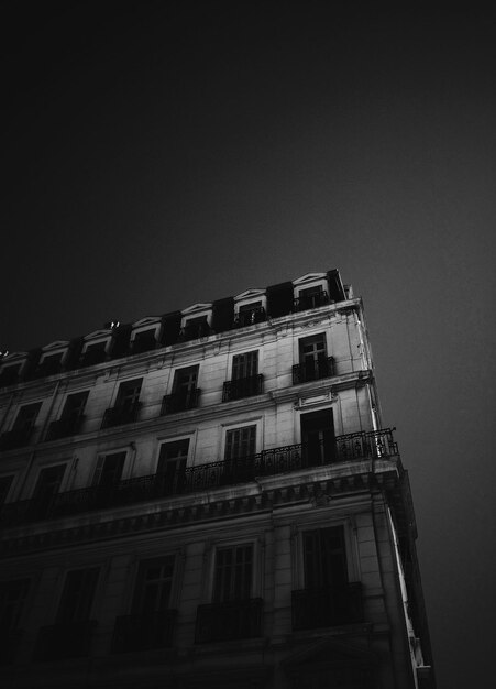 Foto vista del edificio desde un ángulo bajo