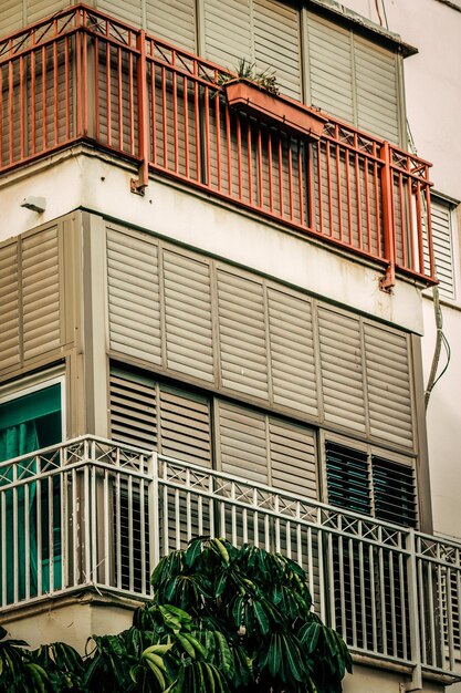 Foto vista del edificio desde un ángulo bajo