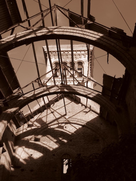 Foto vista del edificio desde un ángulo bajo